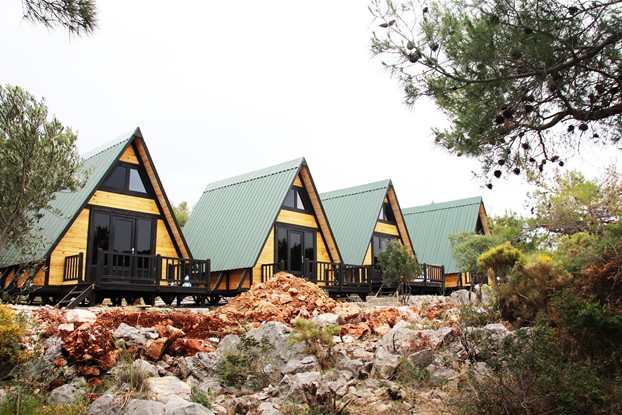 4 adet Stella Model Ahşap Üçgen ev ormanda görülmektedir.. Turizm Tesisi tarzı Stella  evimiz Antalya, 'de inşa edildi.
