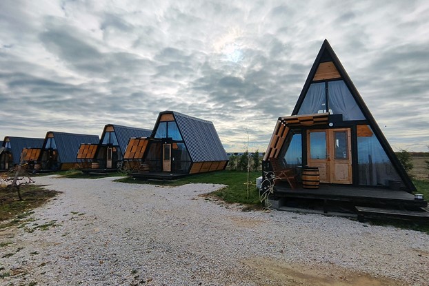 bungalov tesisi  üçgen ve beşgen bungalovlardan oluşuyor . terasları ve panoramik camları ile bu bungalov modelleri modern bir görüntü  sağlıyor