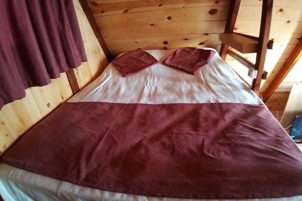 Diamon XL Model Ahşap Bungalov asma kattan iç görüntüsü. İki kişilik yatak mevcut.